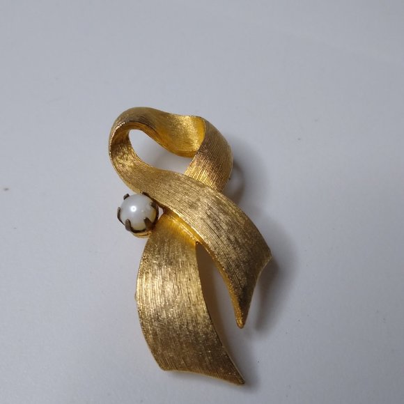 Vintage JJ Faux Pearl And Metal Ribbon Brooch - Picture 2 of 15
